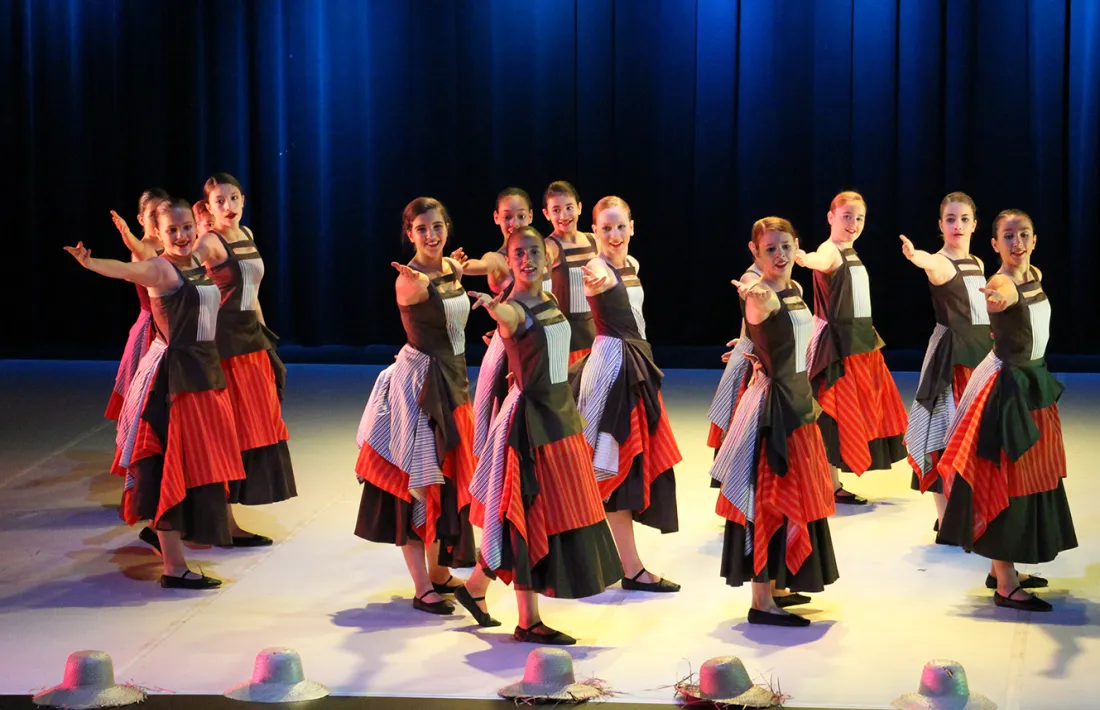 L'espectacle 'Mimetismes' de l'Esbart Sant Romà emplena de tradició i fusió Encamp