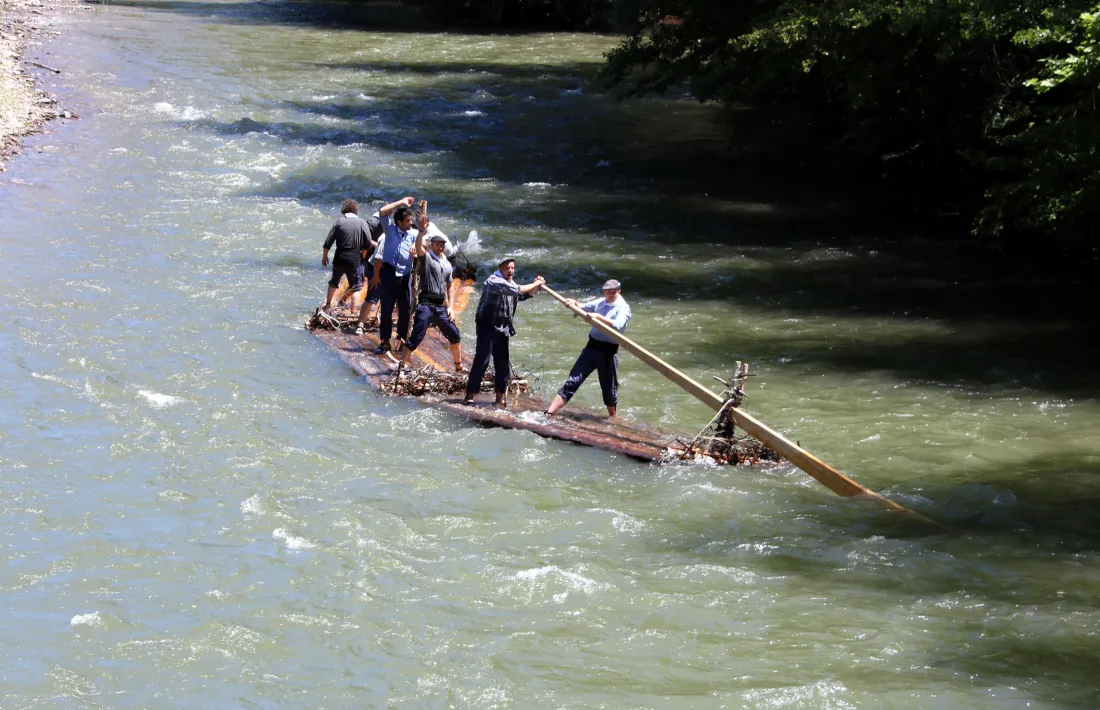 Nova baixada de rais a la Pobla de Segur per rememorar l’antic transport fluvial de la fusta