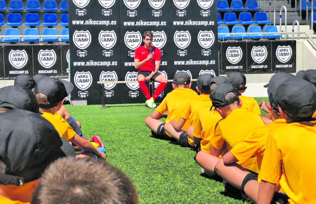  Marc Roca anima els nens del Nike Camp a lluitar pels somnis