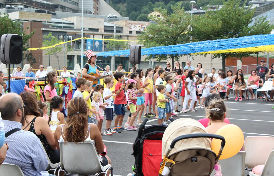 Més d'una cinquantena de famílies gaudeixen d'un espectacle infantil a Escaldes-Engordany