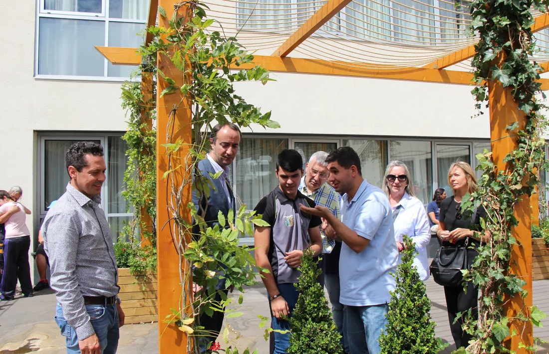 La nova col·laboració entre l'escola de Meritxell i el Cos de Voluntaris per la Natura dona com a resultat una pèrgola a un pati del centre