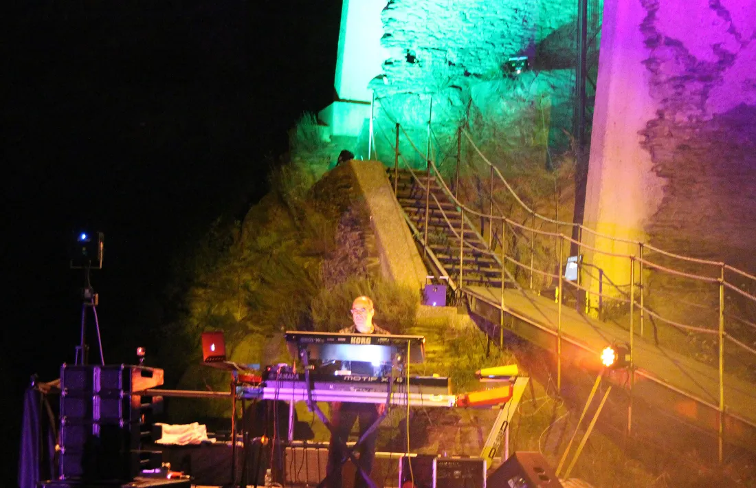 L'esplanada de les Bons s'omple amb l'espectacle de llums i música de Gil Rossell