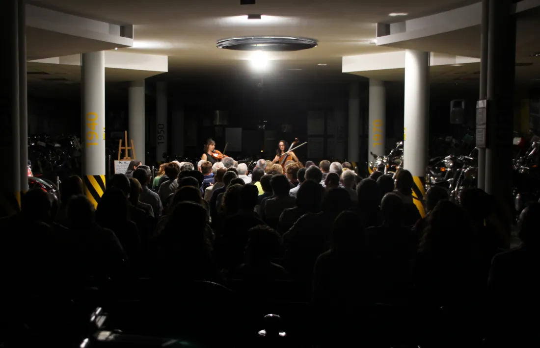 El duo de viola i violoncel Toc de greu omple el Museu de la Moto de Canillo