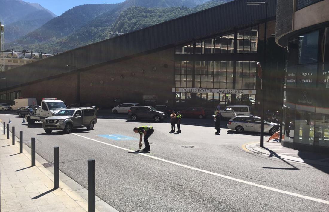 Un motorista es fractura la tíbia i el peroné en un accident a Andorra la Vella