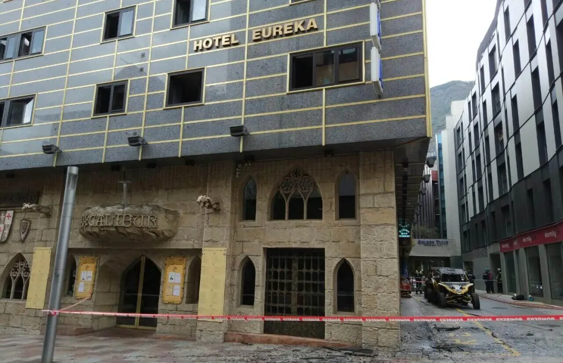 Diversos ferits per inhalació de fum a l’incendi de l’edifici de l’Hotel Eureka Diversos ferits per intoxicació a l’incendi de l’edifici de l’Hotel Eureka