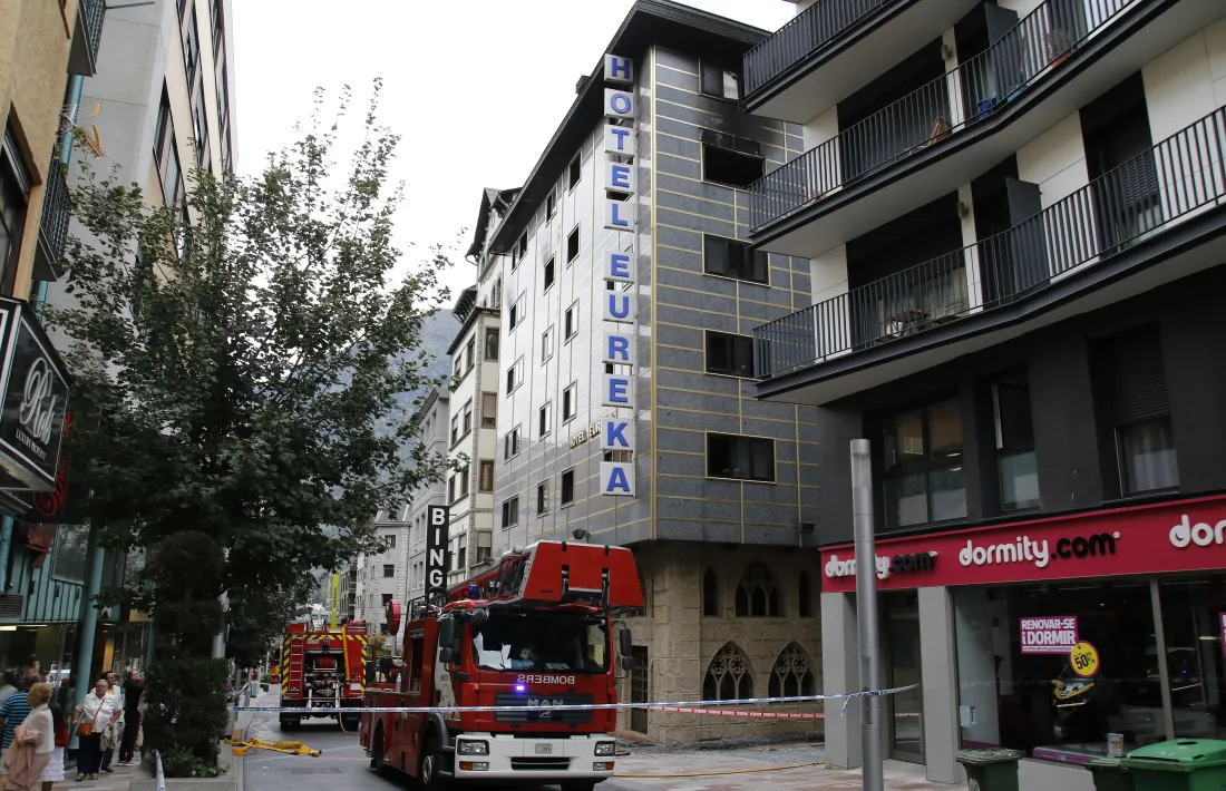 Tornen a casa els primers veïns de l’edifici incendiat dilluns passat