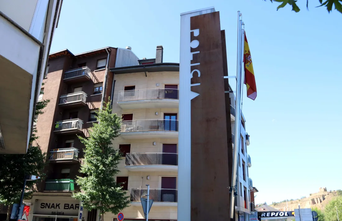 Demanda per retirar la bandera espanyola de la comissaria 