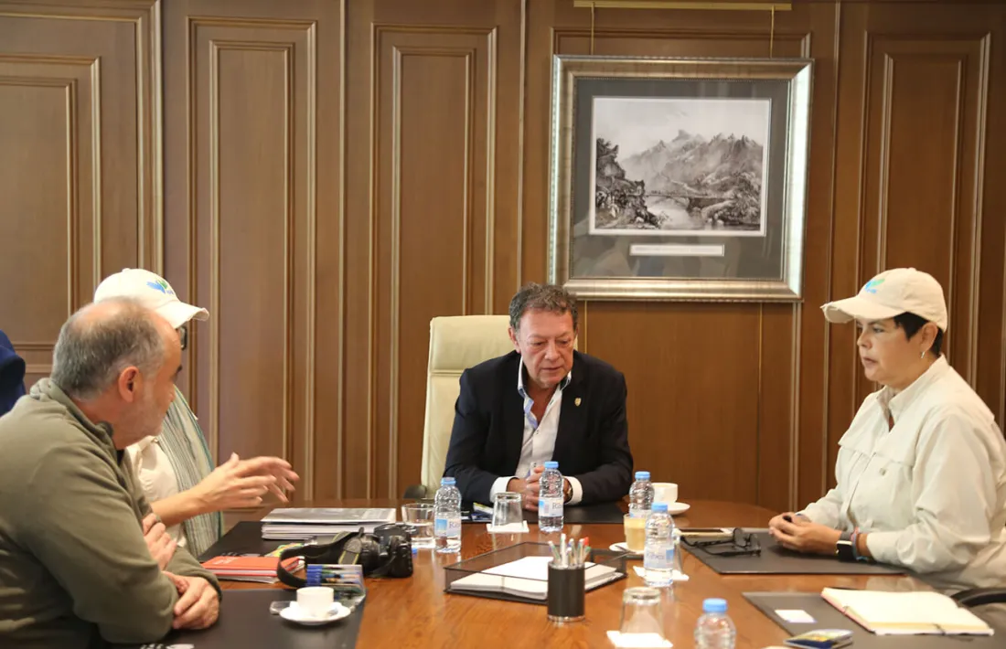 El comú lauredià rep dues representants de l’organització ‘International Solidarity For Human Rights’