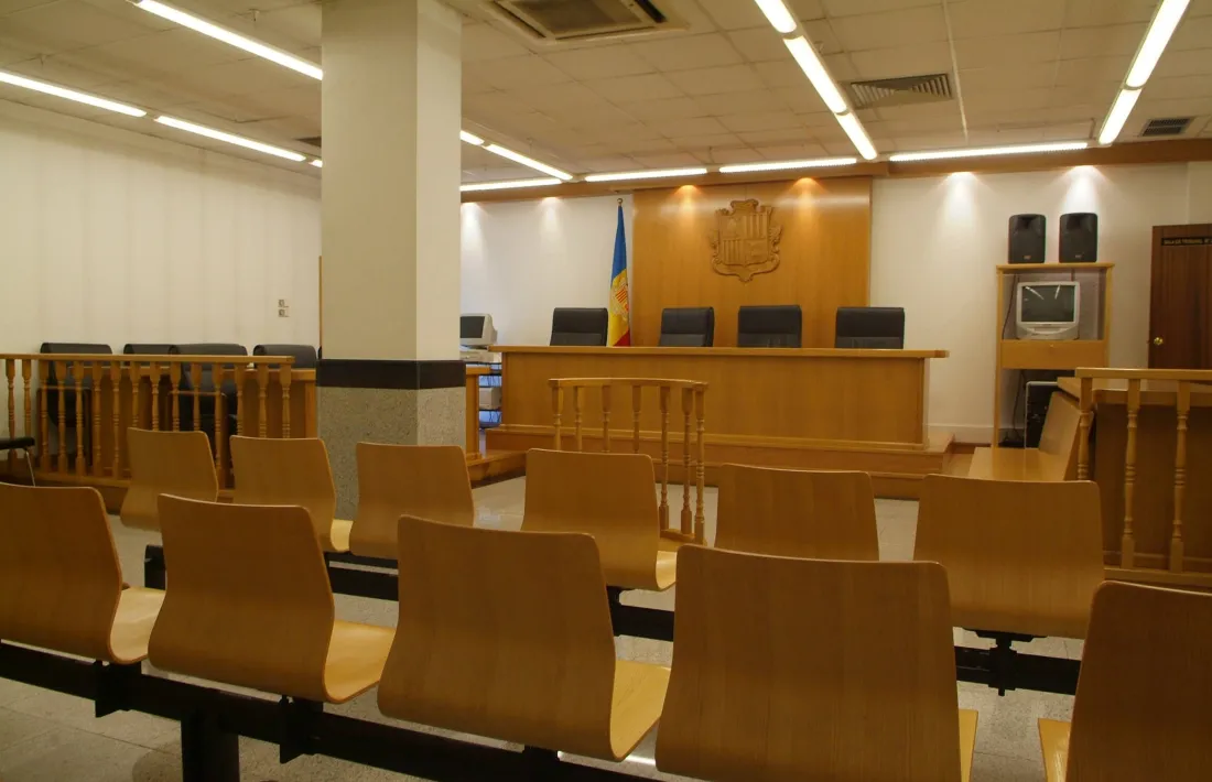 Jutgen una dona i un home per donar una bufetada a la filla d’ella
