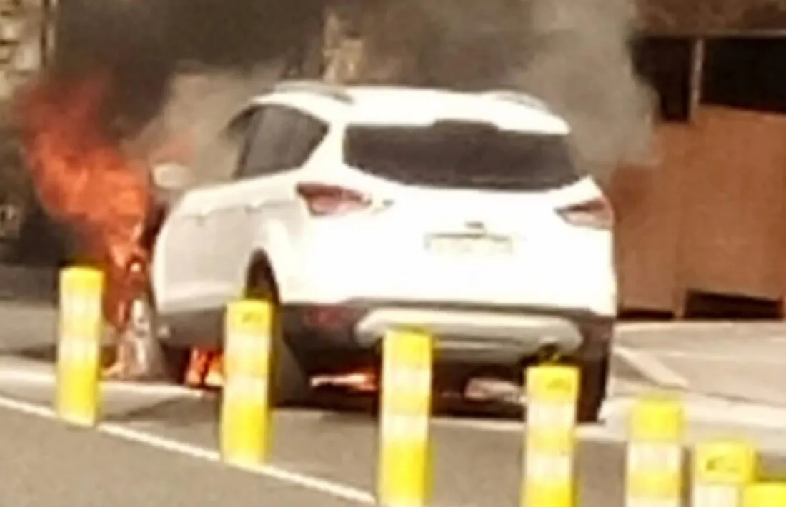 Incendi d'un turisme a la carretera de l'Obac 
