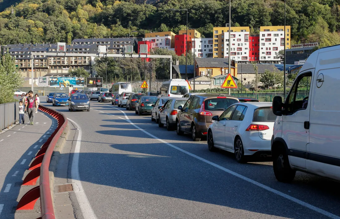 Cues de quatre quilòmetres per entrar al Principat