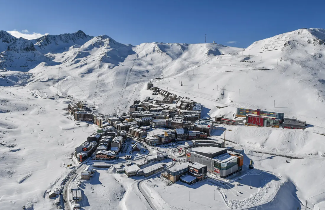   Els comerciants del Pas encaren amb optimisme la temporada d'esquí, malgrat la crisi interna de Grandvalira