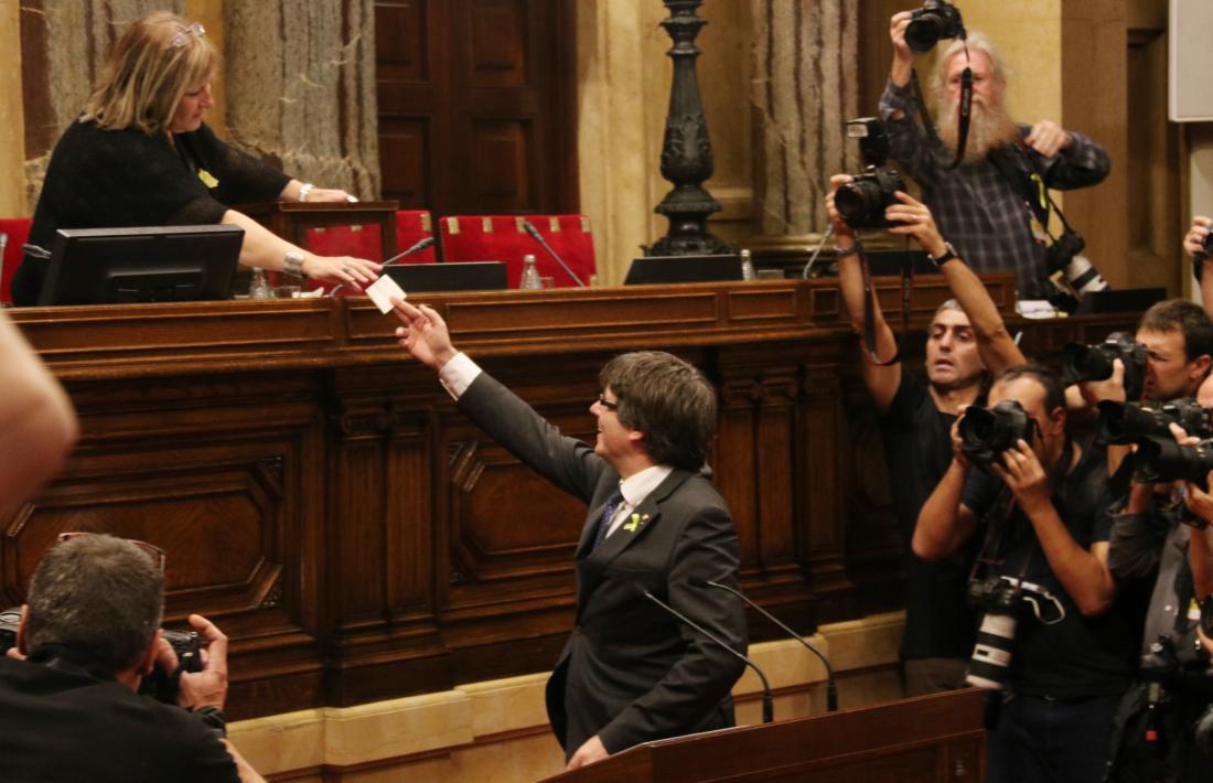 El Parlament de Catalunya declara la República catalana independent i el Senat espanyol debat l&#039;aplicació del 155 El Parlament ha declarat la República catalana independent i ha instat el Govern català a aplicar-ne els seus efectes desenvolupant la llei de transitorietat jurídica i obrint el procés constituent. La proposta presentada per JxSí i la CUP ha obtingut el vot afirmatiu de 70 diputats en una votació secreta que s'ha fet en una urna. 10 diputats han votat en contra i 2 més en blanc. Cs, PPC...