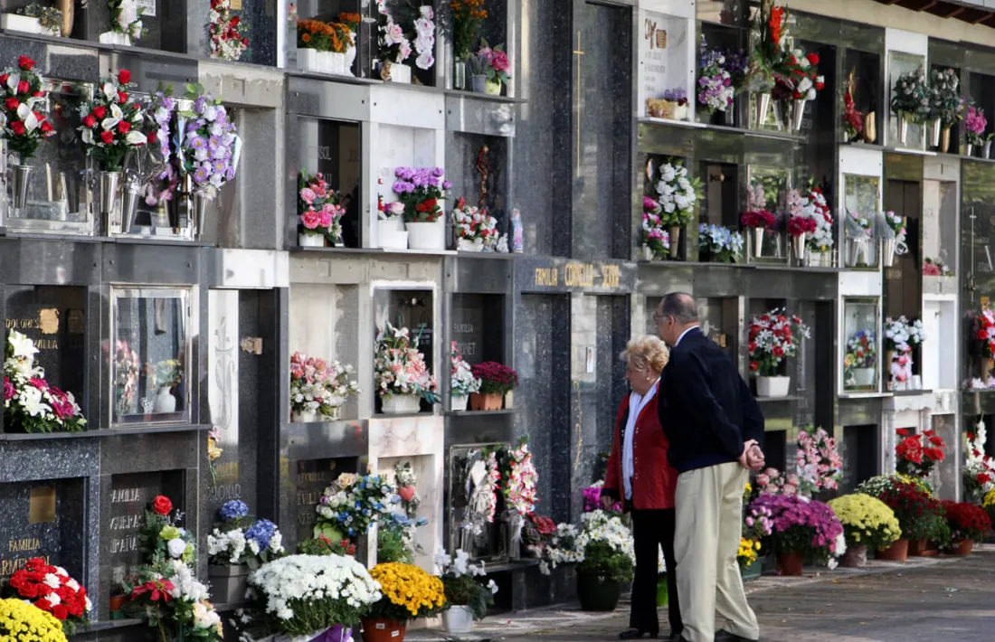 La visita als cementiris per Tots Sants, una tradició que envelleix