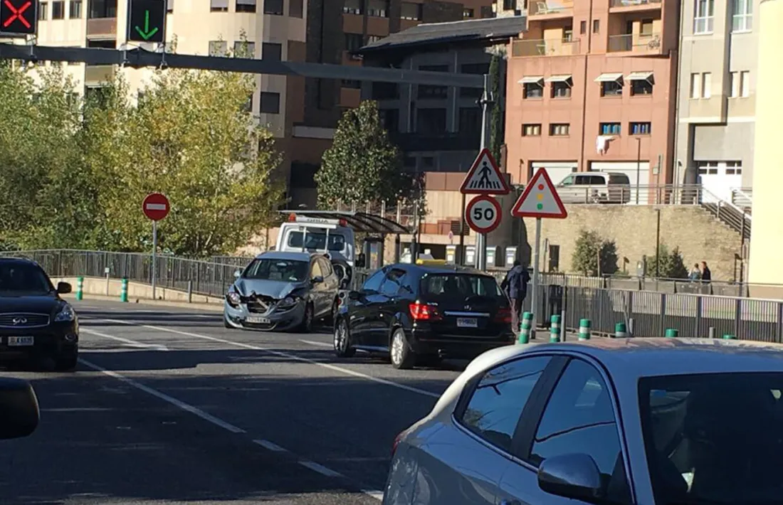 Aparatós accident sense ferits a l'avinguda Salou