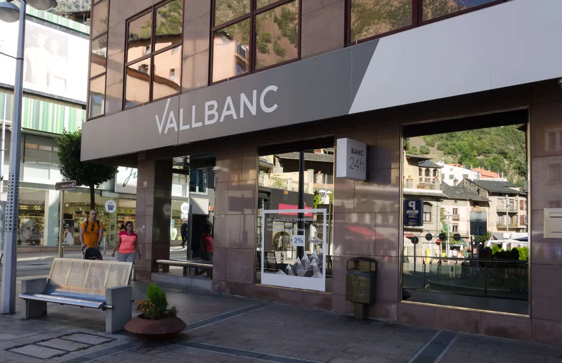 Uns 1.000 milions d'euros de 1.300 clients romanen bloquejats a BPA