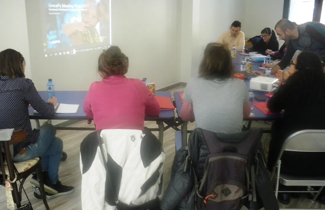 Els tècnics comunals debaten sobre les parròquies amigues de la infància en una sessió de treball amb Unicef