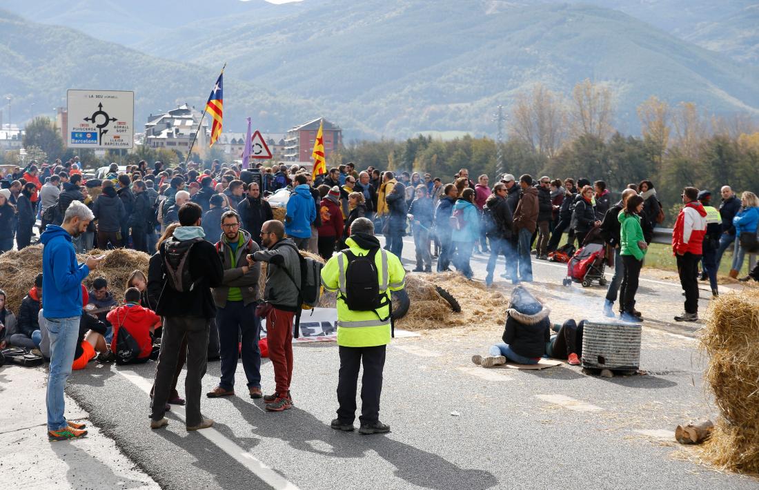 Els sectors econòmics reclamen que el Govern actuï si dura el bloqueig