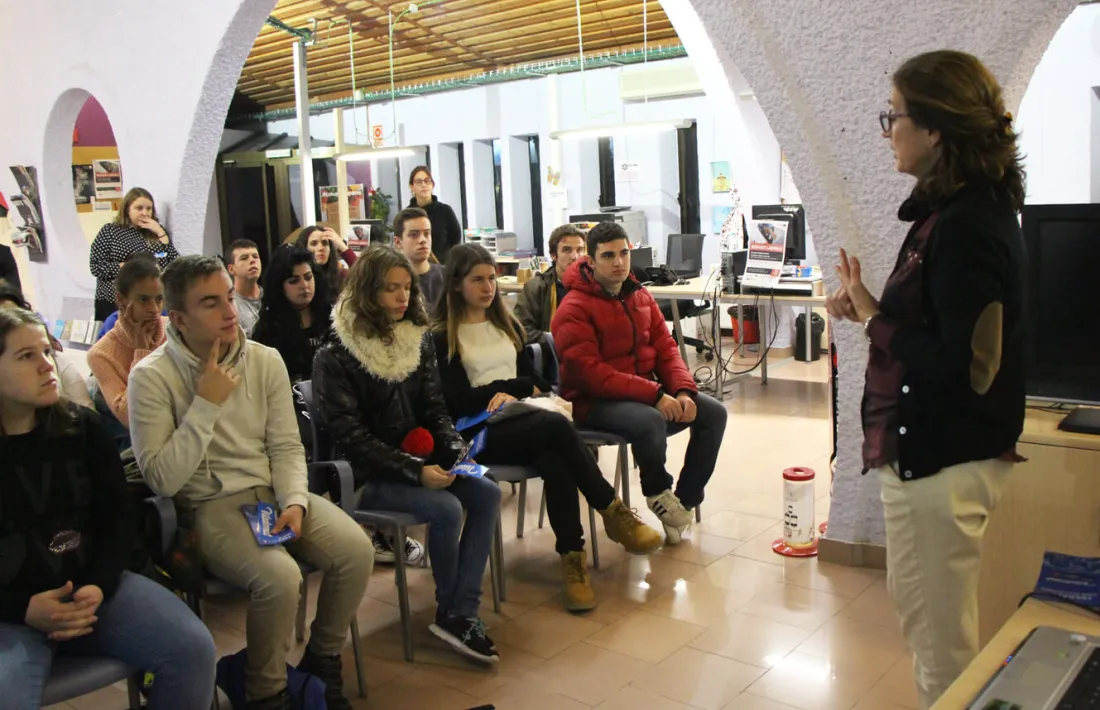 Les empreses orienten els joves que busquen feina