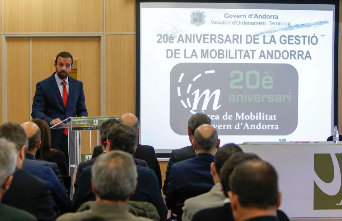 El transport públic més barat i la bici elèctrica, reptes més propers