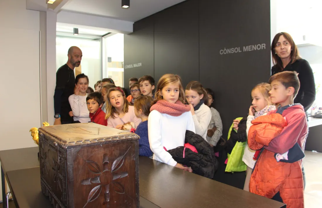 Una setantena d'alumnes de segon cicle de l'escola andorrana visiten el Comú d'Ordino