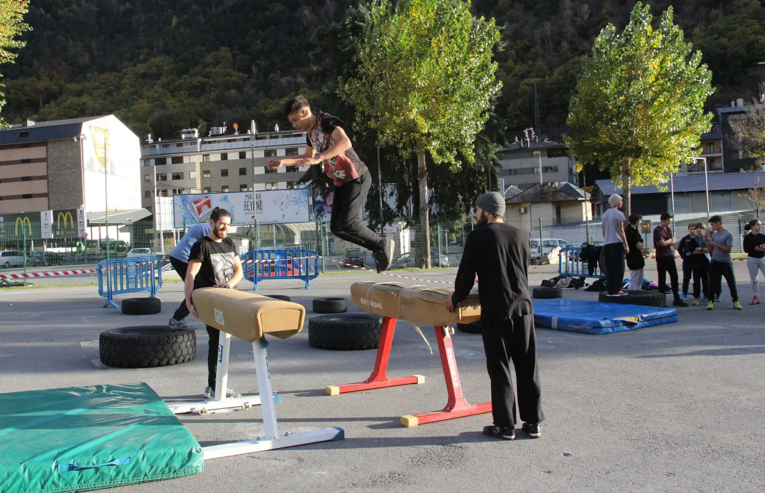 Una quinzena de joves "superen els seus límits" en un taller de parkour