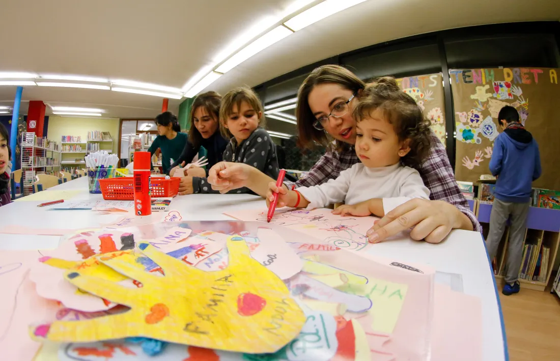 Un mural fet per nens i nenes commemora el Dia universal dels drets dels infants a la biblioteca d'Encamp 