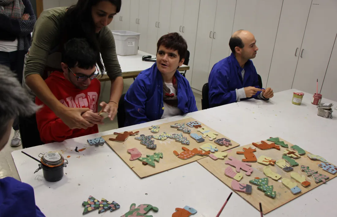 Un taller de ceràmica decorativa ajuda a un grup de persones usuàries de l'EENSM a potenciar habilitats fora de l'aula