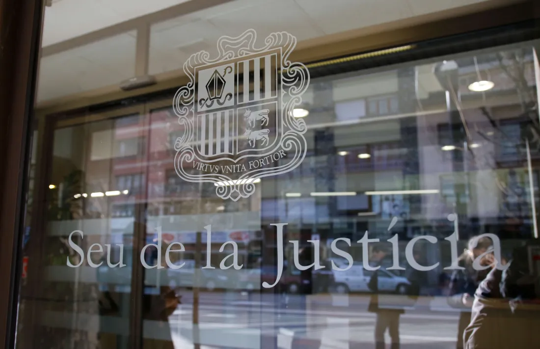 Acusat de maltractar: “Li vaig posar un coixí a la cara per fer-la callar”
