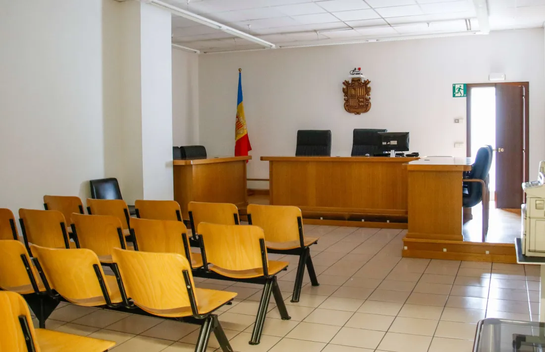 L’home condemnat per violar la filla de la parella desacredita la menor