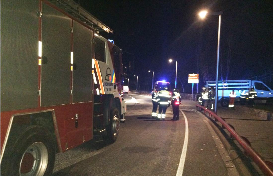Detinguda la dona implicada en l&#039;accident mortal La policia ha detingut la dona implicada a l'accident mortal d'aquest dijous a la tarda, a la carretera que uneix la Massana i Ordino. Es tracta d'una dona resident de 56 anys que conduïa un turisme 4x4 Volvo, i que per causes que encara s'estan investigant va impactar frontalment amb una camioneta 'pick up' 4x4 Ford Ranger. Hi viatjaven cinc persones, obrers que havien finalitzat la seva jornada de treball, i el conductor va perdre la vida. Era un...