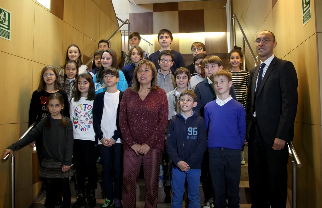 Els infants demanen a la cònsol una piscina i una zona de jocs coberta