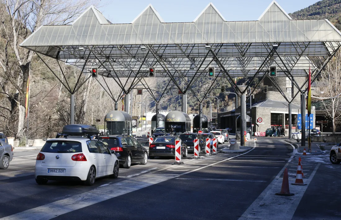 Cues de 15 km per entrar al país, amb previsió que avui es repeteixin