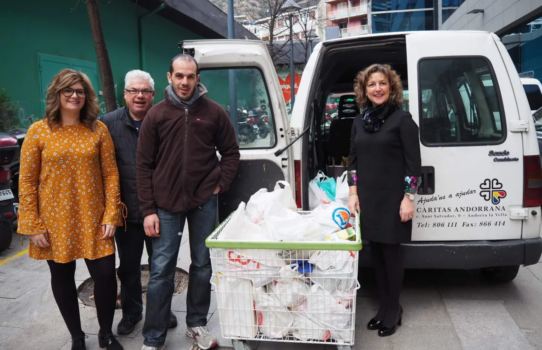 Sisena edició de la recollida d'aliments dels treballadors de MoraBanc per a Càritas 