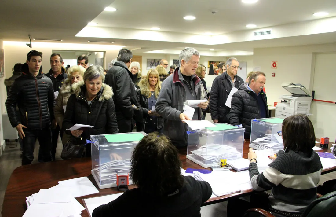Els residents catalans comencen a votar a les eleccions al Parlament de Catalunya del 21-D