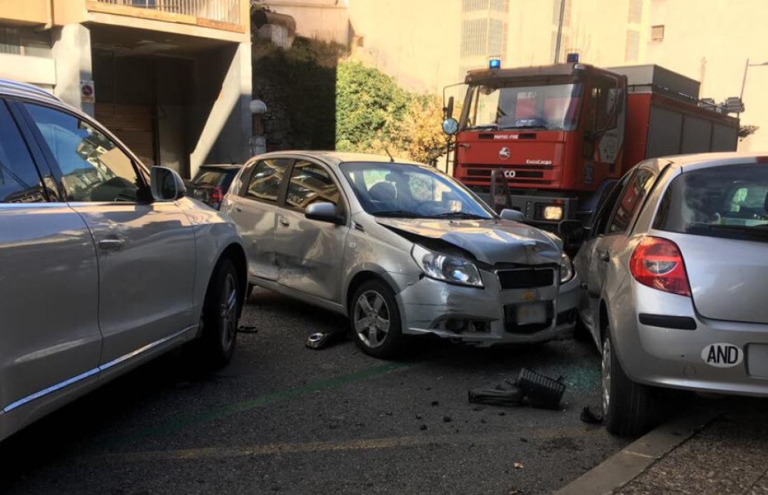 Una dona resulta ferida en un xoc amb quatre vehicles implicats