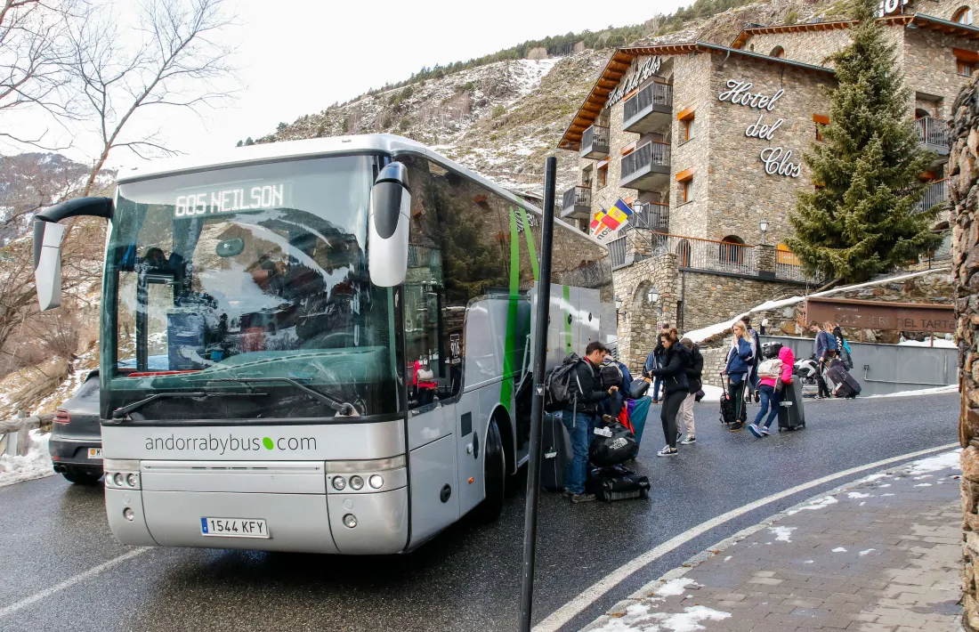 Els primers esquiadors britànics es desvien a Reus per la boira de Lleida