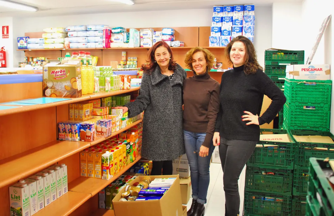 Els empleats de Crèdit Andorra lliuren aliments a Càritas 