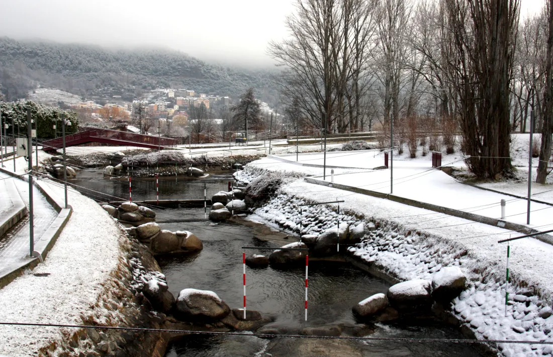 Diverses poblacions de l’Alt Urgell es desperten enfarinades per la neu