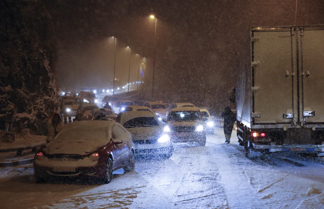 Complicacions a la xarxa viària per la neu i l’alta afluència de visitants
