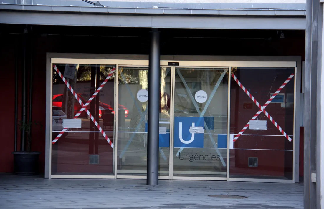 Detingut per trencar amb un mall els vidres de l’entrada a Urgències