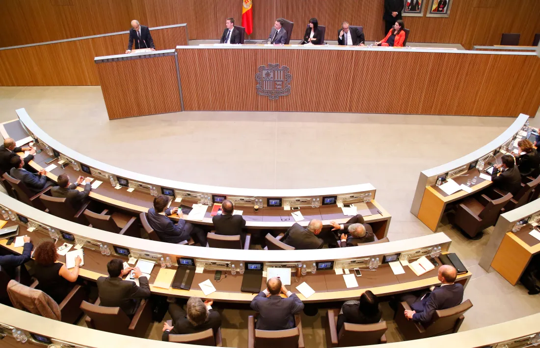 Suspensió temporal i multes als parlamentaris que no compleixin