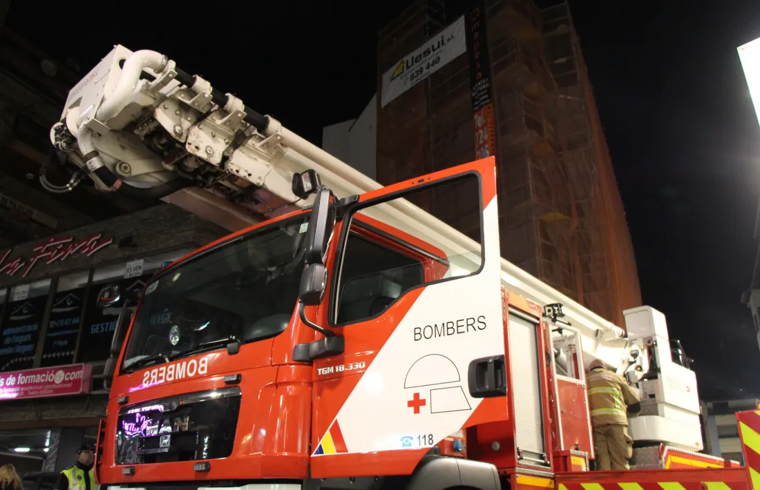 Els bombers extingeixen un petit incendi en una façana en obres del carrer Doctor Nequi