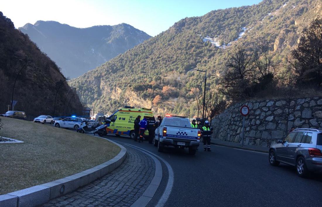 Dos residents de 29 i 23 anys resulten ferits lleus en dos accidents de circulació a Andorra la Vella  El Servei Mèdic Urgent atenent el motorista accidentat a la Margineda.