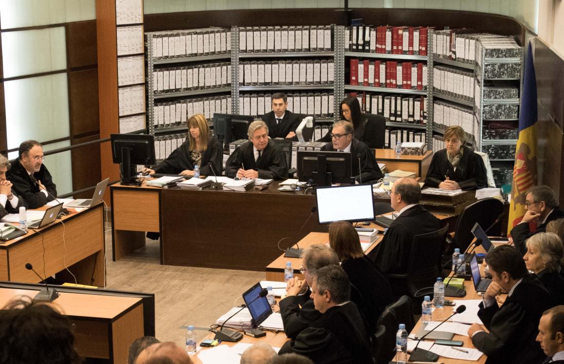 Els 230.000 folis del sumari continuen a la sala de Prada Casadet custodiats per vigilància personal i càmeres. 