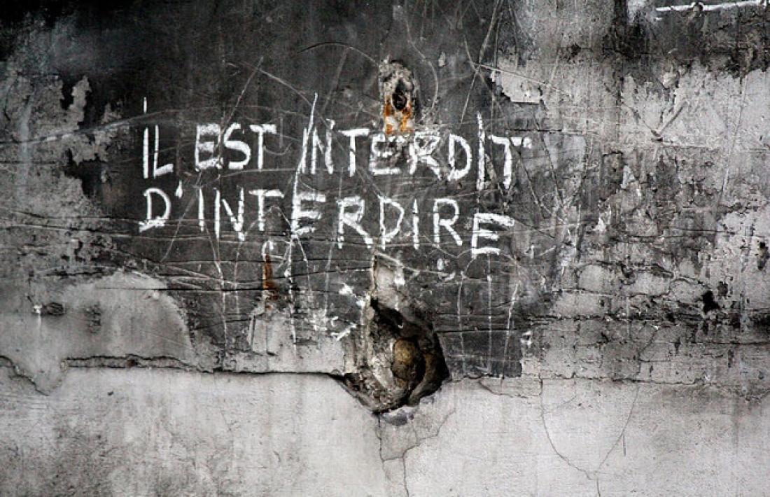 'Prohibit prohibir', un dels lemes del Maig del 68 convertits avui en lloc comú; aquí, en un carrer de París, el maig del 1968.