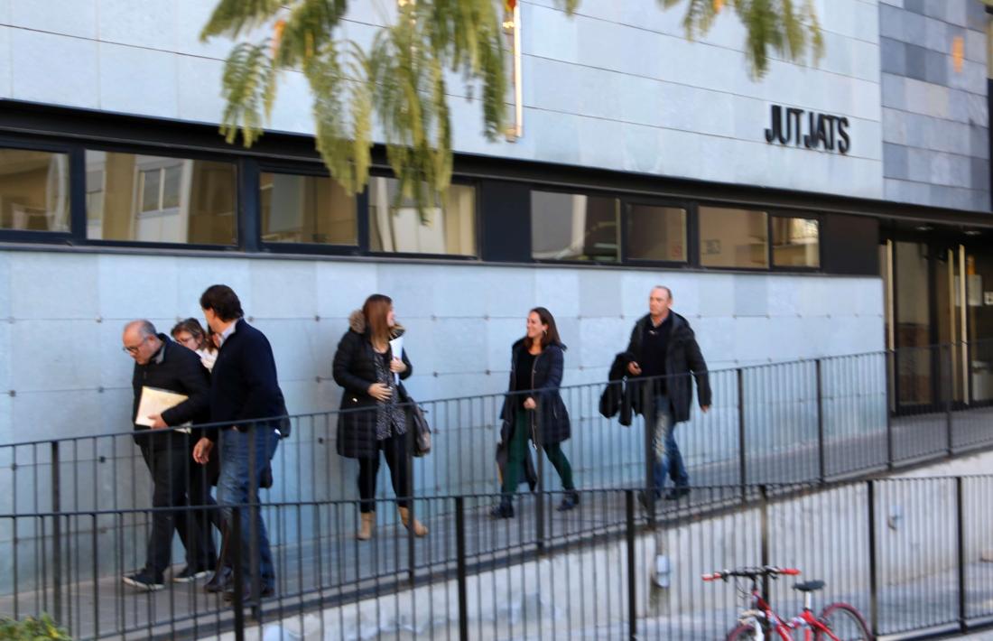 Les mestres i el director de l’escola Albert Vives de la Seu d’Urgell sortint del jutjat.