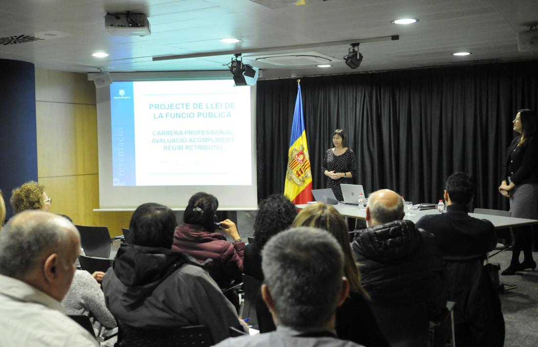Una de les reunions que Eva Descarrega està portant a terme aquests dies per explicar el projecte de llei de la Funció Pública.