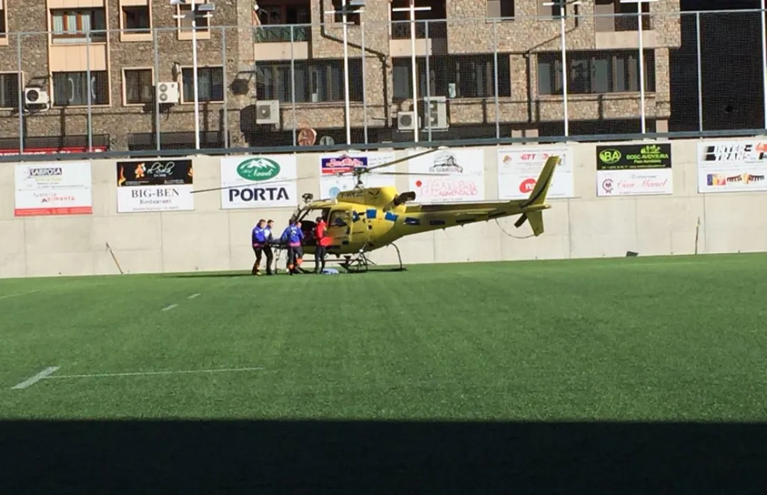 La dona va ser evacuada en helicòpter pels bombers.
