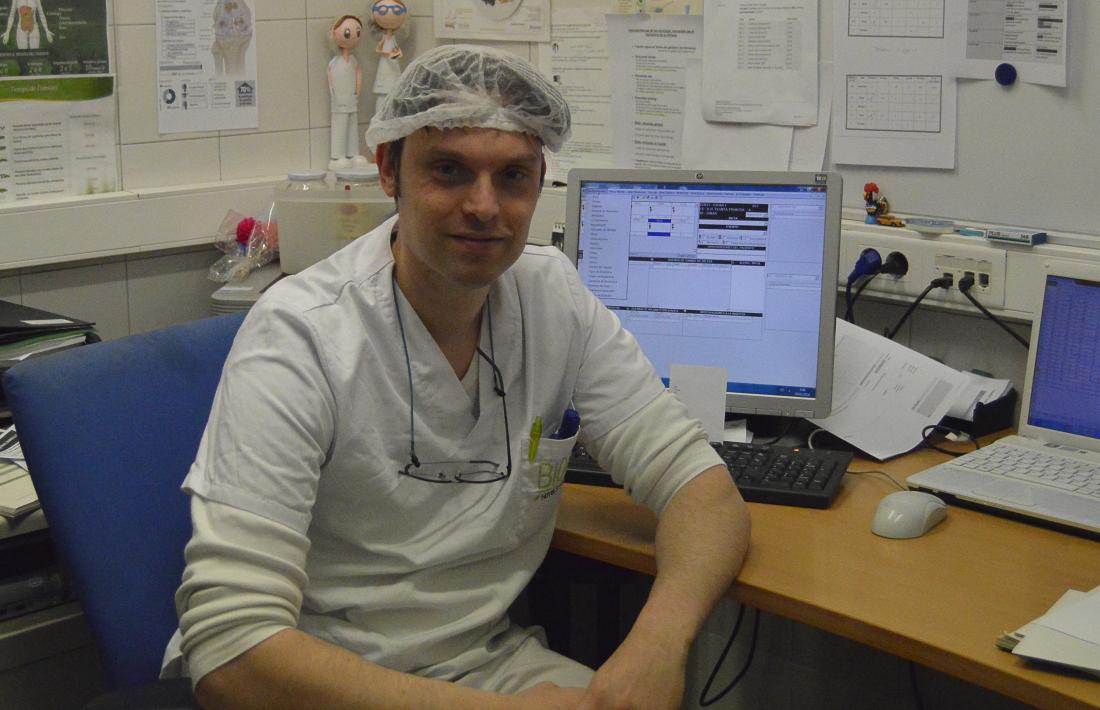 El dietista de Bio Bio, Marc Gil, a la cuina de l’Hospital Nostra Senyora de Meritxell.